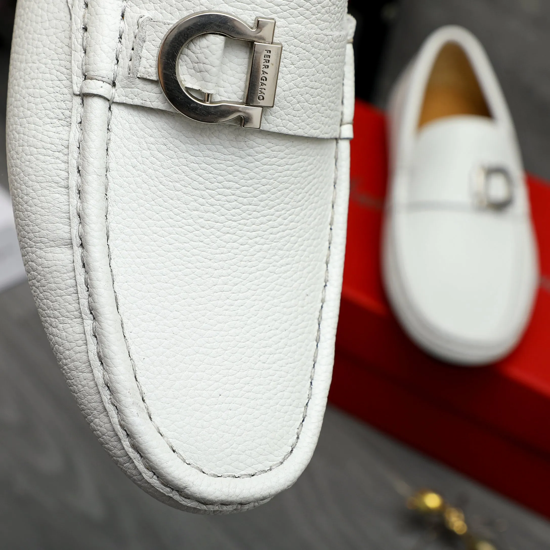 P420 Product trademark: Ferragamo [Ferragamo] Casual slip-on men's shoes Regular size: 38-44 Product material: Selected pebbled cowhide upper, sheepskin lining, original rubber outsole